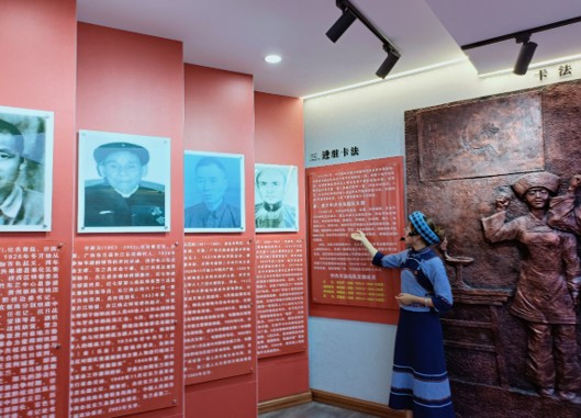 布依族讲解员介绍 "卡法连队进驻卡法"的经过"红七军黔桂边委卡法连队